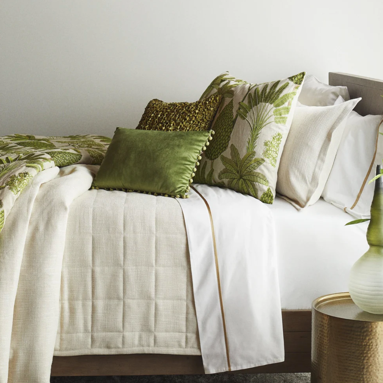 Coussin décoratif avec bordure en sauge